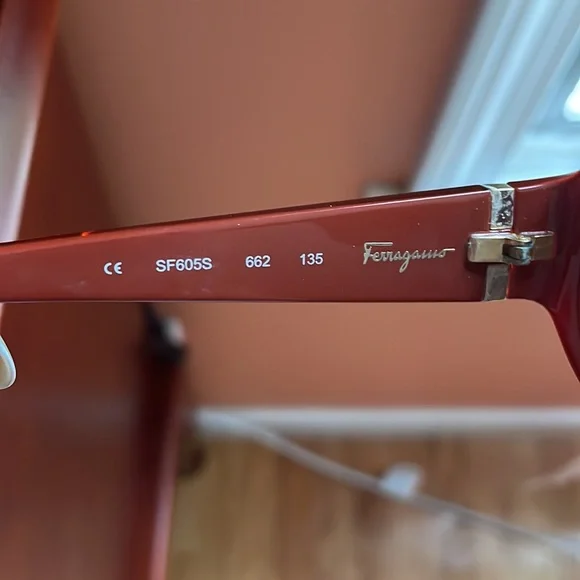 Ferragamo sun glasses - Picture 6 of 7